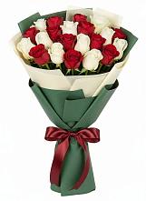 Букет Микс из красных и белых роз в Карабулаке