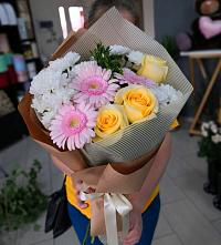 Букет цветов из:  Герберы, Розы и Хризантемы в Карабулаке