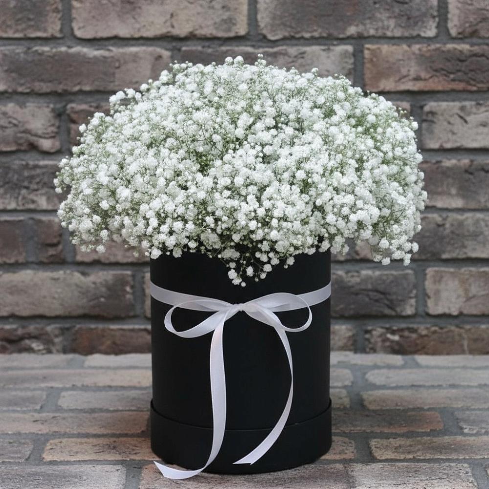 Цветочная композиция из Гипсофила в шляпной коробке в Карабулаке