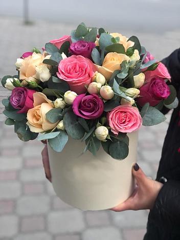 Цветочная композиция из Розы в шляпной коробке в Карабулаке