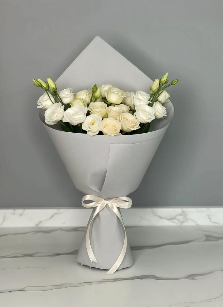 Букет цветов из: Розы и Лизиантусы в Карабулаке