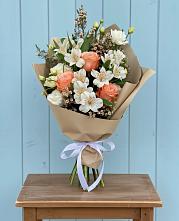 Букет цветов из:  Альстромерии, Лизиантусы, Розы и Хризантемы #REPLACE_PRED# Карабулаке