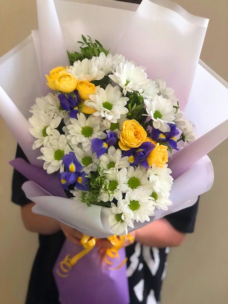 Букет цветов из: Ирисы, Хризантемы и Розы в Карабулаке