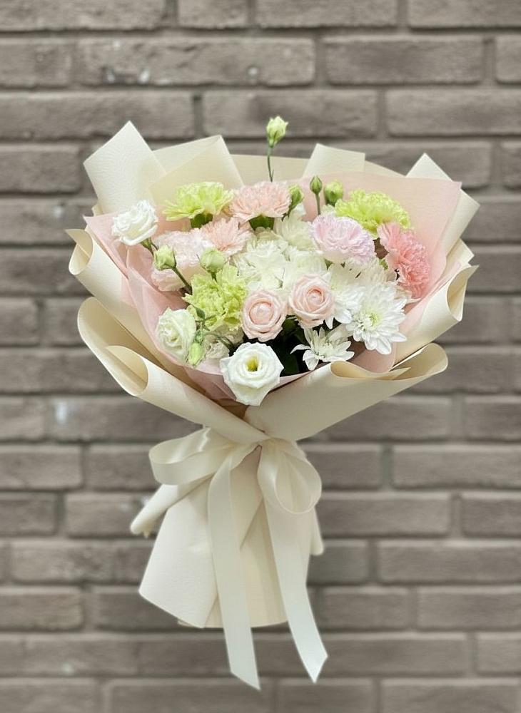 Букет цветов из: Гвоздики, Розы, Лизиантусы и Хризантемы в Карабулаке