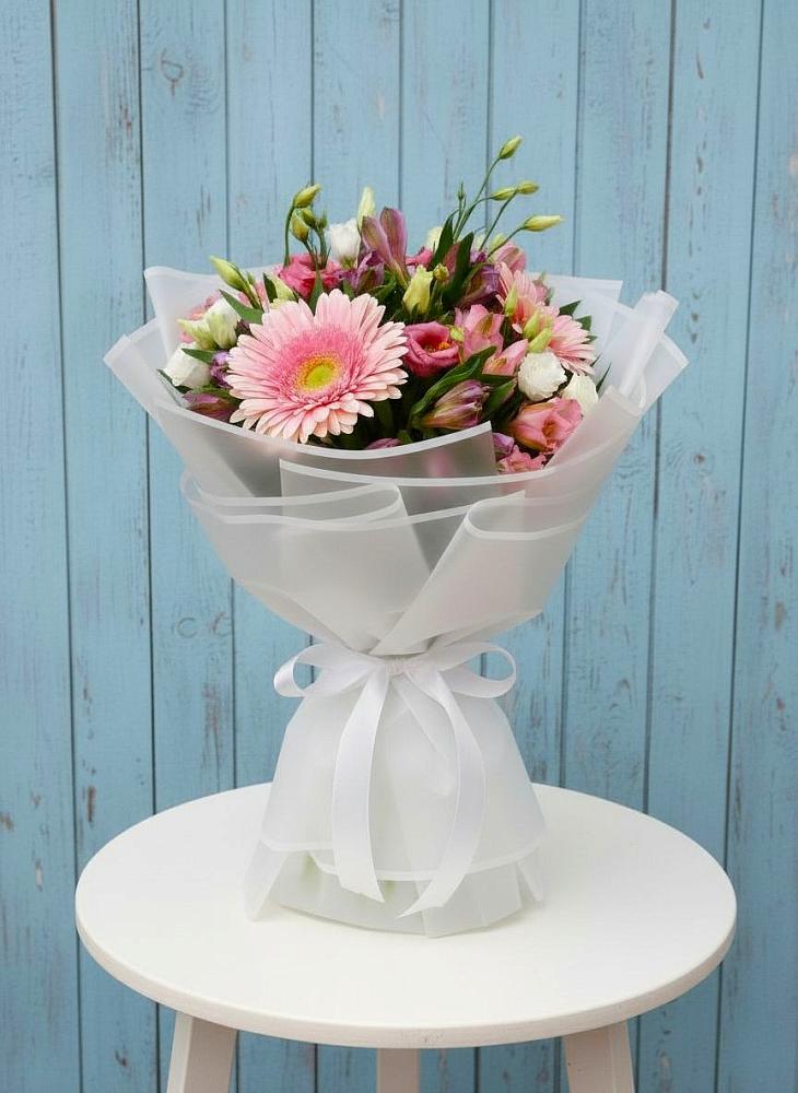 Букет цветов из: Герберы, Альстромерии и Лизиантусы в Карабулаке