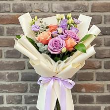 Букет цветов из:  Лизиантусы и Розы в Карабулаке