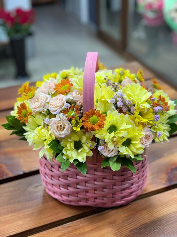 Цветочная композиция из Хризантемы и Розы в корзине в Карабулаке