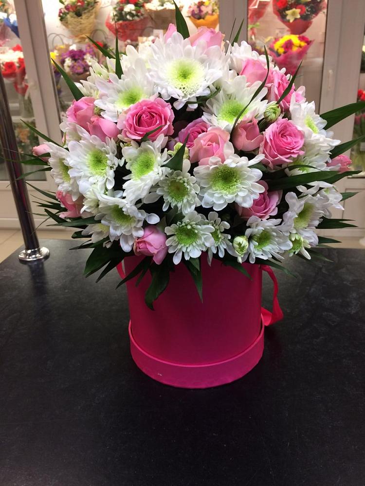 Цветочная композиция из Розы и Хризантемы в шляпной коробке в Карабулаке