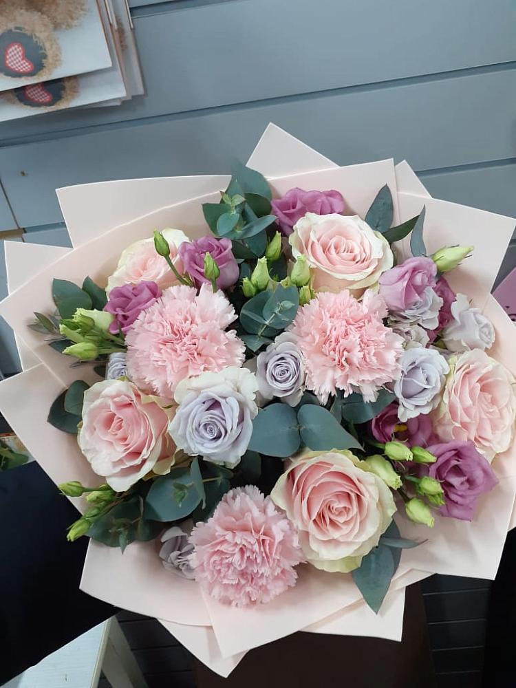 Букет цветов из: Розы, Гвоздики и Лизиантусы в Карабулаке