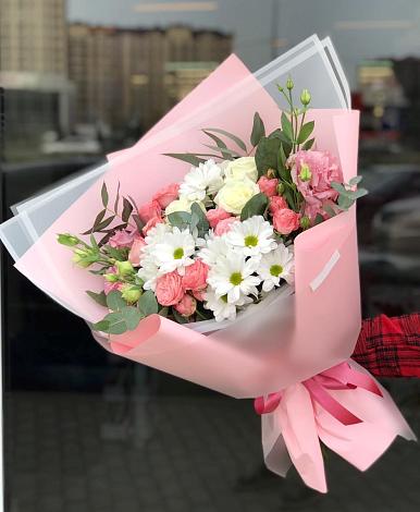 Букет цветов из: Розы, Лизиантусы и Хризантемы в Карабулаке